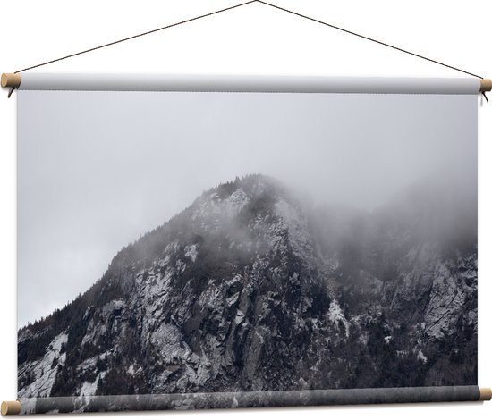 Textielposter - Hoge Berg met Bomen tussen de Mist - 90x60 cm Foto op Textiel