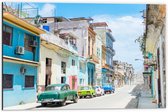 Dibond - Gekleurde Geparkeerde Auto's in Kleurrijke Straat - Cuba - 60x40 cm Foto op Aluminium (Met Ophangsysteem)