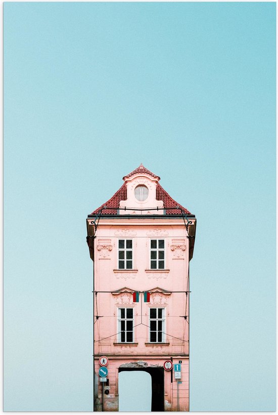 Poster Glanzend – Hoog Smal Roze Gebouw onder Blauwe Lucht met Verkeersborden - 40x60 cm Foto op Posterpapier met Glanzende Afwerking