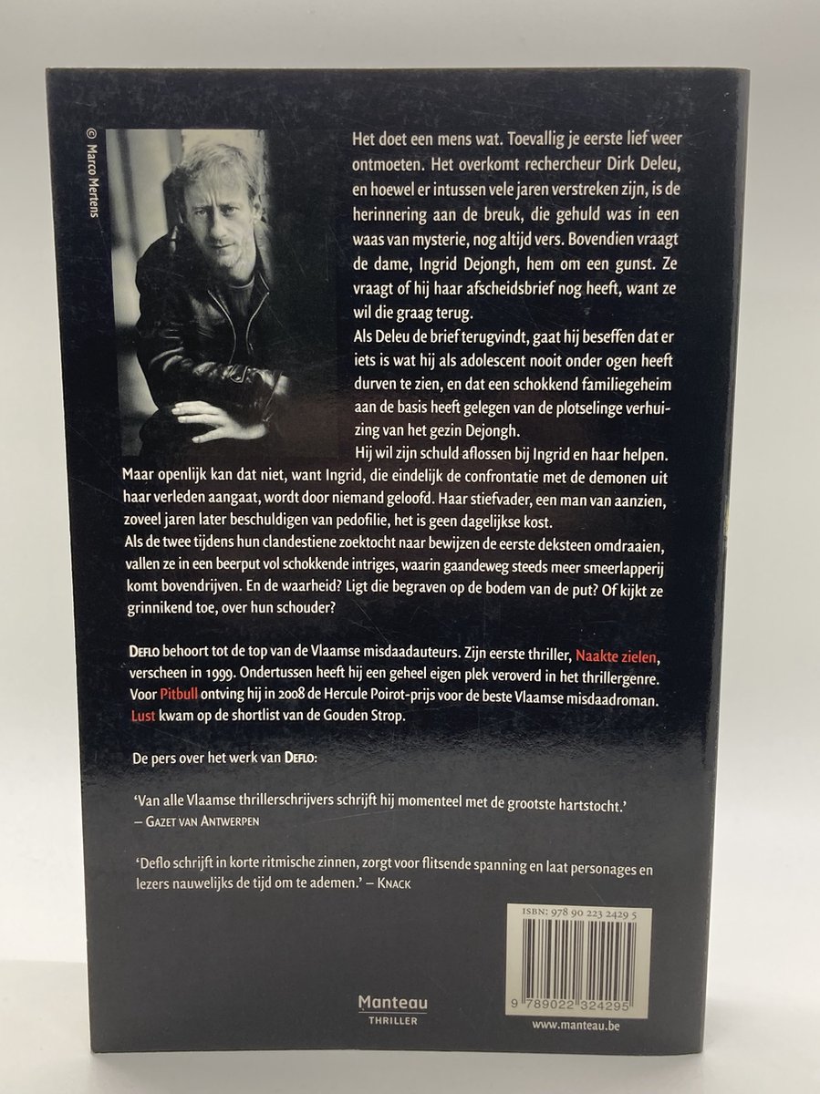 Achterkant van het boek "Schimmen" met een foto van een oudere man en de achterflap tekst.