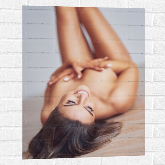 Muursticker - Lachende Sexy Naakte Vrouw met Handen op Borsten - 60x80 cm Foto op Muursticker