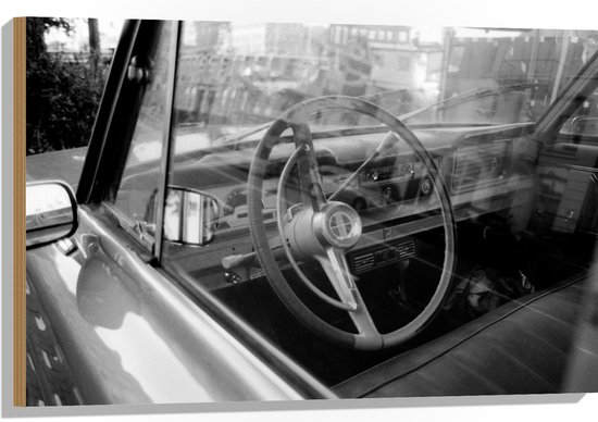 WallClassics - Hout - Binnenkant van Oude Auto (Zwart- wit) - 90x60 cm - 9 mm dik - Foto op Hout (Met Ophangsysteem)