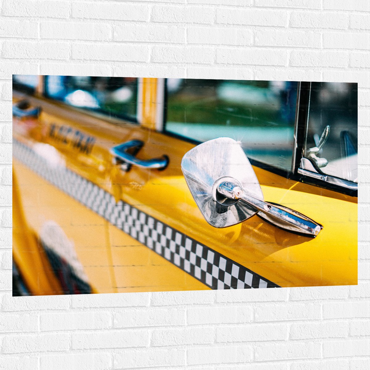 Muursticker - Close-up van Spiegel aan Gele Schoolbus - 120x80 cm Foto op Muursticker