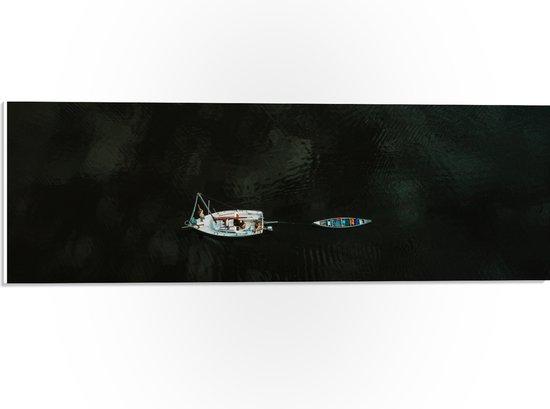 WallClassics - PVC Schuimplaat - Bovenaanzicht van Twee Bootjes op Donkerkleurig Meer - 60x20 cm Foto op PVC Schuimplaat (Met Ophangsysteem)