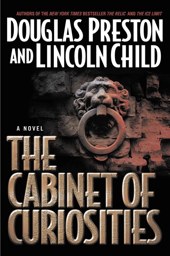 Couverture du livre "The Cabinet of Curiosities" avec un heurtoir de porte en tête de lion sur un mur de pierre.