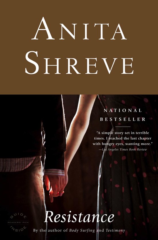 Boekhoes met de titel 'Resistance' van ANITA SHREVE. Twee personen houden elkaars hand vast.