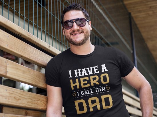 Shirt - I have a hero I call him dad - Wurban Wear | Grappig shirt | Vaderdag cadeau | Unisex tshirt | Vader shirt | Papa | Zwart en Wit