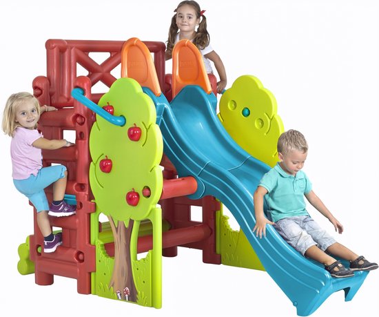 Vrolijke speeltoestelcombinatie met klimmuur, glijbaan en appelboom. Rood, blauw en groen met spelende kinderen.