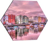 WallClassics - Dibond Hexagon - Gekleurde Huizen aan de Haven met Bootjes - 50x43.5 cm Foto op Hexagon (Met Ophangsysteem)