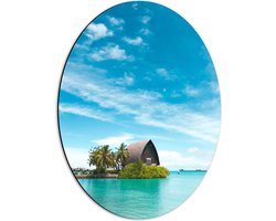 WallClassics - Dibond Ovaal - Hotel op het Water - Malediven - 42x56 cm Foto op Ovaal (Met Ophangsysteem)