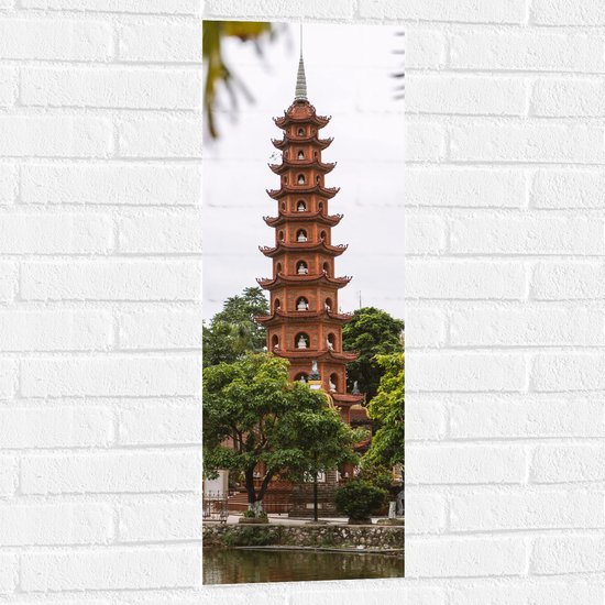 WallClassics - Muursticker - De Oudste Boeddhistische Tempel - Vietnam - 30x90 cm Foto op Muursticker