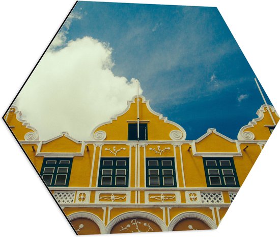 WallClassics - Dibond Hexagon - Geel Gebouw - Curacao - 60x52.2 cm Foto op Hexagon (Met Ophangsysteem)