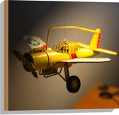 WallClassics - Hout - Geel Kinderspeelgoed Vliegtuigje Zwevend in Kinderkamer - 50x50 cm - 9 mm dik - Foto op Hout (Met Ophangsysteem)