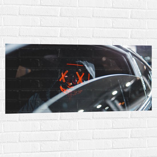 WallClassics - Muursticker - Man met Masker met Rode Details in Auto - 100x50 cm Foto op Muursticker