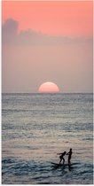 Poster (Mat) - Surfers in de Zee bij Zonsondergang - 50x100 cm Foto op Posterpapier met een Matte look