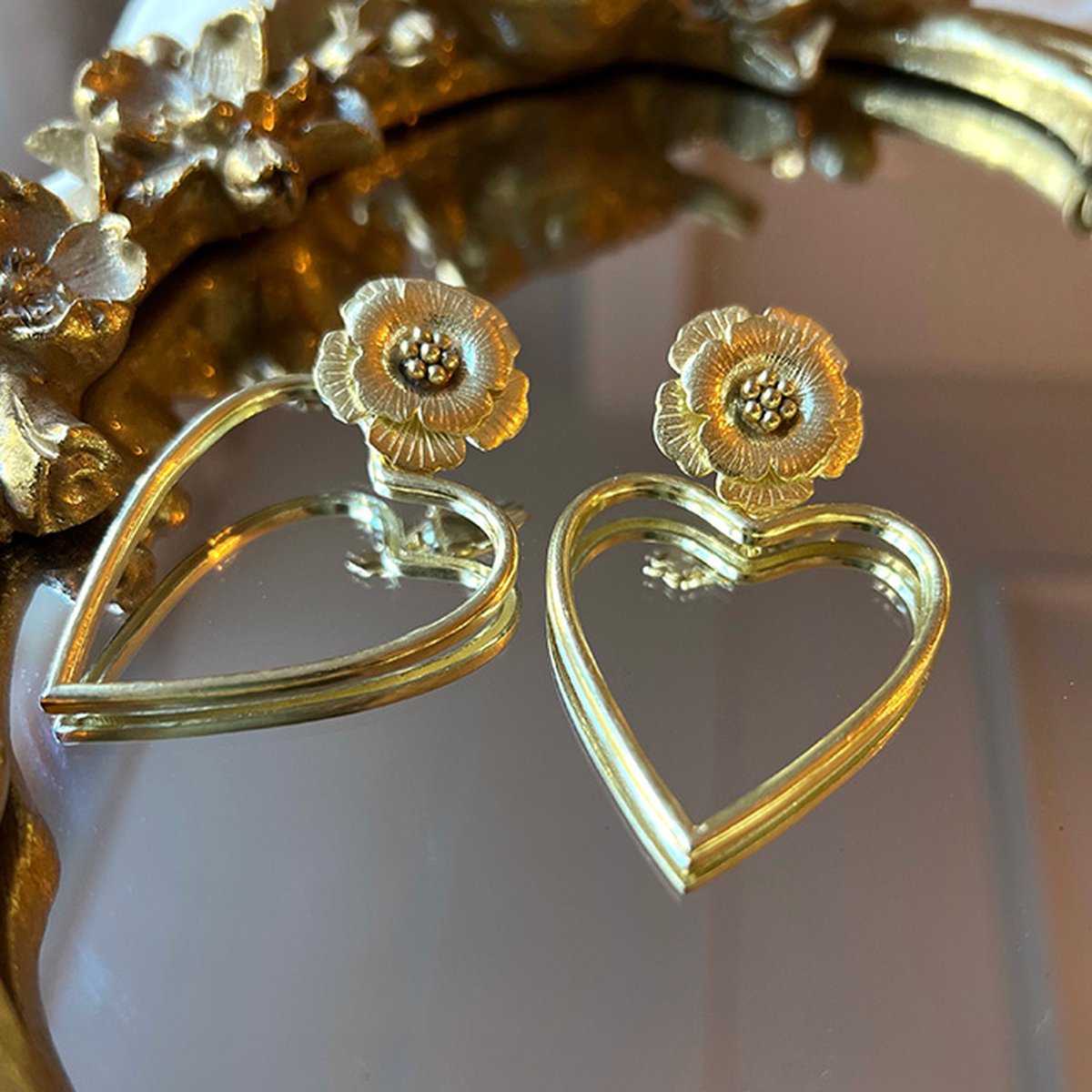 Le Rêve Amsterdam - Oorbellen met bloem en hart - goud op zilver- oorhangers