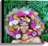 Canvas - Vrouw met Afrokapsel vol Bloemen tussen Varen Planten - 40x40 cm Foto op Canvas Schilderij (Wanddecoratie op Canvas)