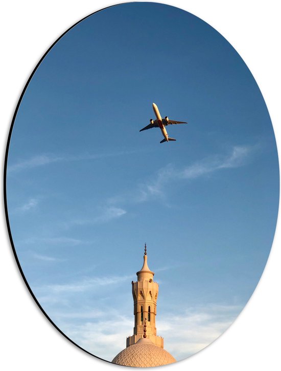 WallClassics - Dibond Ovaal - Vliegtuig Vliegend boven Klassiek Kerkje - 30x40 cm Foto op Ovaal (Met Ophangsysteem)