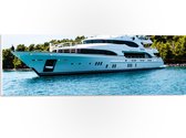 WallClassics - PVC Schuimplaat - Grote Witte Speedboot op Blauw Water aan de Rand van Groen Bos - 60x20 cm Foto op PVC Schuimplaat (Met Ophangsysteem)