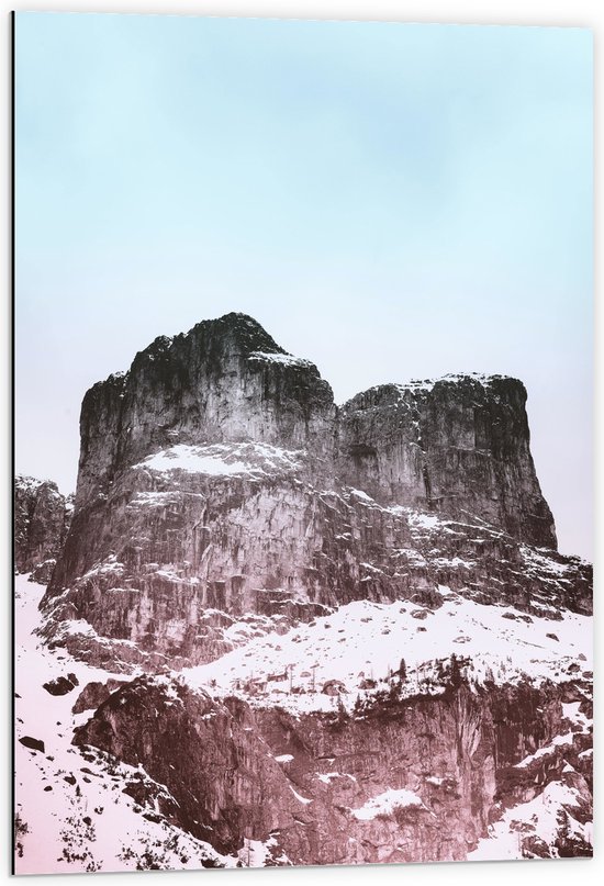 Dibond - Stijle Grijze Rotsen bedekt met Sneeuw - 60x90 cm Foto op Aluminium (Wanddecoratie van metaal)