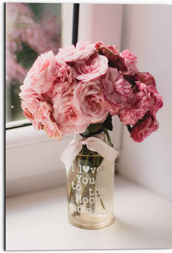 Dibond - Boeket Roze Bloemen in Doorzichtige Vaas met Tekst ''I Love You To The Moon And Back'' - 50x75 cm Foto op Aluminium (Wanddecoratie van metaal)