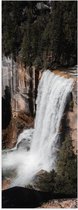 WallClassics - Poster (Mat) - Hoge Waterval in Landschap met Bomen - 20x60 cm Foto op Posterpapier met een Matte look