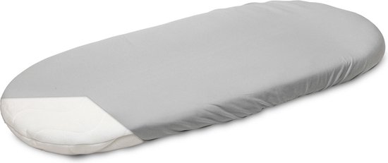 Grijs hoeslaken voor ovalen babymatras, met een deel van de witte matras zichtbaar.