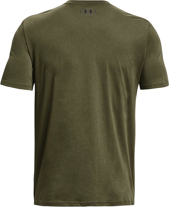 Donkergroen T-shirt met korte mouwen, gezien van achteren, met een rond logo op de nek.