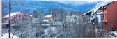 Acrylglas - Kleine Rivier langs Huisjes in Skigebied - 60x20 cm Foto op Acrylglas (Wanddecoratie op Acrylaat)