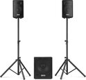 Set van twee Vonyx luidsprekers op statieven en een subwoofer ertussen.