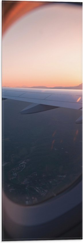 WallClassics - Vlag - Uitzicht vanuit een Vliegtuig Raam op Land bij Zonsondergang - 20x60 cm Foto op Polyester Vlag