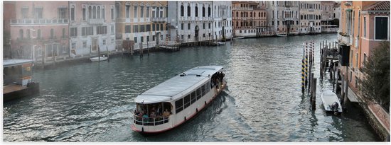 WallClassics - Poster (Mat) - Toeristenboot door de Wateren van Venetie - 60x20 cm Foto op Posterpapier met een Matte look