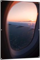 WallClassics - Tuinposter – Uitzicht vanuit een Vliegtuig Raam op Land bij Zonsondergang - 100x150 cm Foto op Tuinposter (wanddecoratie voor buiten en binnen)