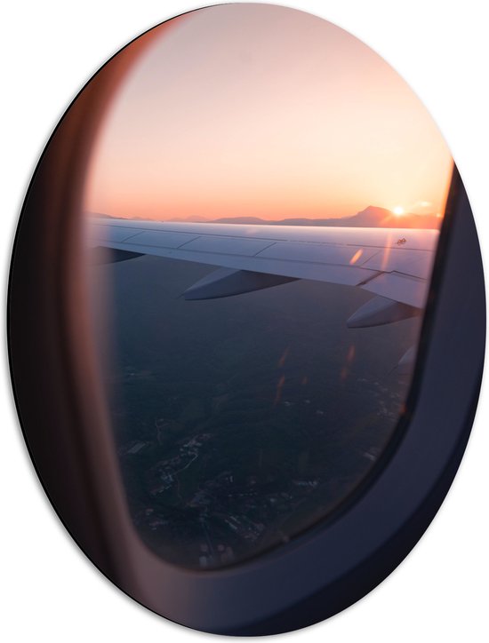WallClassics - Dibond Ovaal - Uitzicht vanuit een Vliegtuig Raam op Land bij Zonsondergang - 42x56 cm Foto op Ovaal (Met Ophangsysteem)