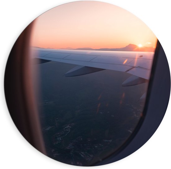 WallClassics - Dibond Muurcirkel - Uitzicht vanuit een Vliegtuig Raam op Land bij Zonsondergang - 90x90 cm Foto op Aluminium Muurcirkel (met ophangsysteem)