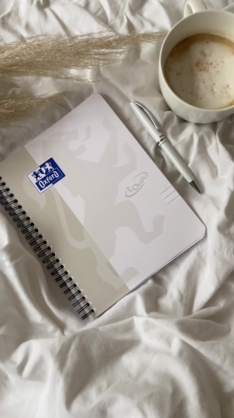 Oxford Touch - Notitieboek - A4 - Gelijnd - 140 pagina's - 90g - soft cover - licht grijs