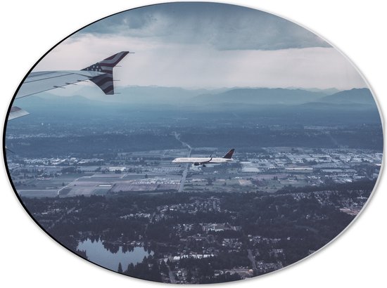 WallClassics - Dibond Ovaal - Twee Vliegtuigen vlak boven het Land - 40x30 cm Foto op Ovaal (Met Ophangsysteem)