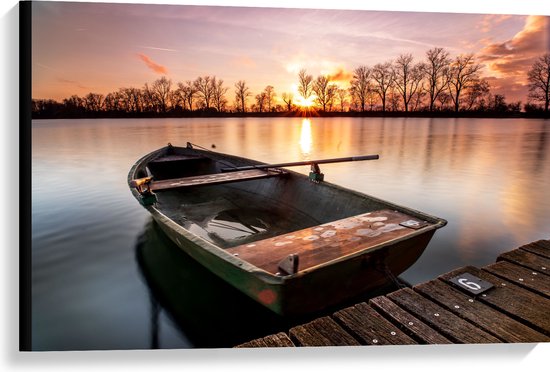 WallClassics - Canvas - Veroeste Vissersboot op het Water met Zonsondergang - 90x60 cm Foto op Canvas Schilderij (Wanddecoratie op Canvas)