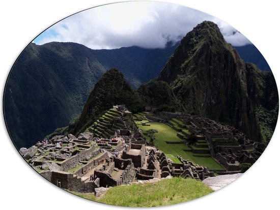 WallClassics - Dibond Ovaal - Uitzicht o9ver Machu Picchu in Peru - 68x51 cm Foto op Ovaal (Met Ophangsysteem)