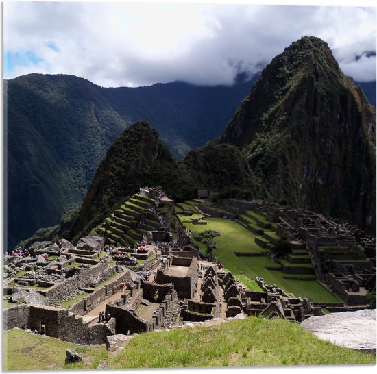 WallClassics - Acrylglas - Uitzicht o9ver Machu Picchu in Peru - 50x50 cm Foto op Acrylglas (Met Ophangsysteem)
