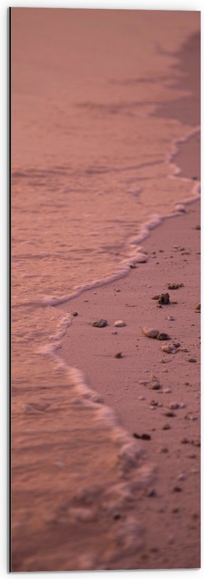 Dibond - Strand met Steentjes bij het Zee Water - 30x90 cm Foto op Aluminium (Wanddecoratie van metaal)