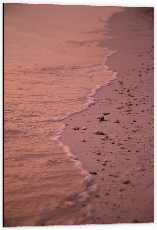 Dibond - Strand met Steentjes bij het Zee Water - 60x90 cm Foto op Aluminium (Met Ophangsysteem)
