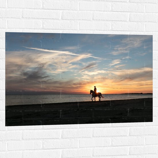 Muursticker - Paardrijden op het Strand met Zonsondergang - 105x70 cm Foto op Muursticker