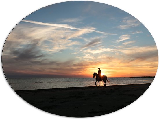 Dibond Ovaal - Paardrijden op het Strand met Zonsondergang - 96x72 cm Foto op Ovaal (Met Ophangsysteem)