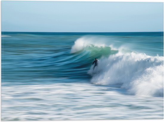 WallClassics - Vlag - Surfer over Razende Golven op Zee - 40x30 cm Foto op Polyester Vlag