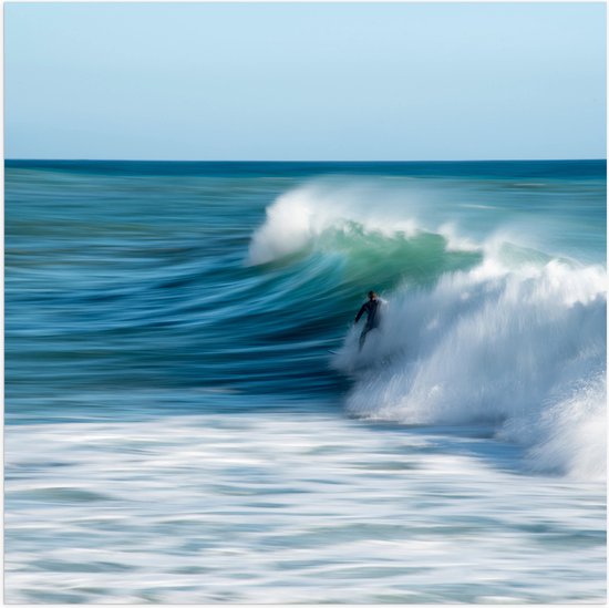 WallClassics - Poster Glanzend – Surfer over Razende Golven op Zee - 100x100 cm Foto op Posterpapier met Glanzende Afwerking