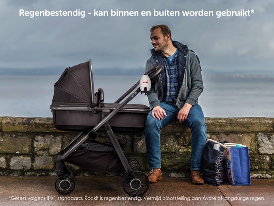 Man zit naast een donkergrijze kinderwagen met een witte rakketvormige Rockit babyrocker bevestigd aan het handvat.