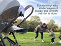 Grijze kinderwagen met witte rakketvormige Rockit babyrocker, 'Rockit wiegt elke kinderwagen of buggy, dus jij hoeft dat niet te doen'.