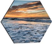 Dibond Hexagon - Schuimende Zee - 30x26.1 cm Foto op Hexagon (Met Ophangsysteem)