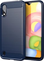 Cadorabo Hoesje geschikt voor Samsung Galaxy A01 in BRUSHED BLAUW - Beschermhoes van flexibel TPU siliconen in roestvrij staal-carbonvezel look Case Cover
